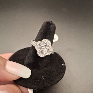 Elegant Silver Women's Ring Size 8